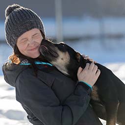 news-dog-kissing-woman-outside-snow-cold-weather-safety-2.jp